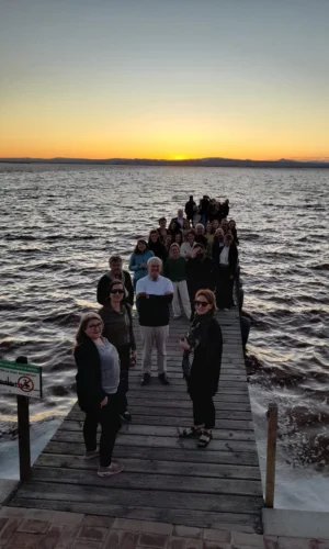 Photo d'un groupe sur un ponton au coucher du soleil
