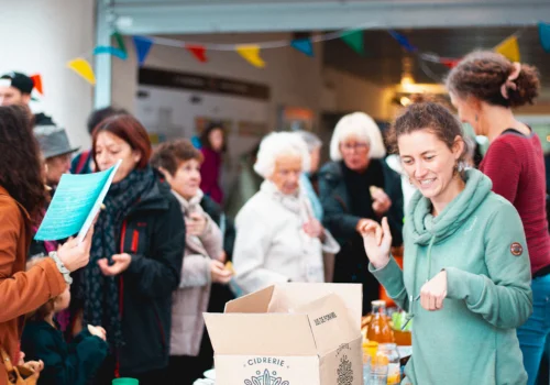 Organisation du repas partagé lors du lancement du livre de recettes Quartier Libre