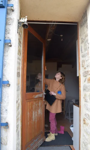 Personne qui augmente le chauffage