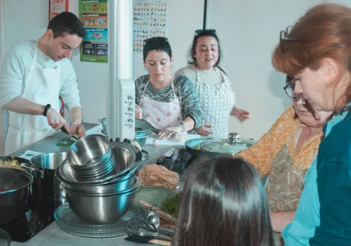 Photo du groupe en train de cuisiner