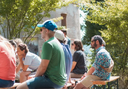 Spectateurs lors d'une conférence pendant le week-end de chantiers low-tech