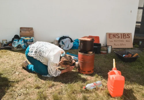 Atelier frabrication de peinture à l'ENSUBS par le Low-tech lab du Pays de Lorient