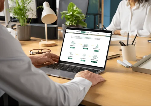 Personne regardant sur son ordinateur portable la page Habitat du nouveau site internet d'ALOEN