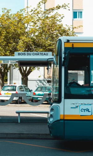 Bus s'arrêtant à l'arrêt Bois du Château à Lorient