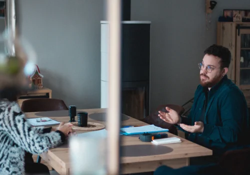 Premier temps d’échange à domicile avec un conseiller France Rénov' d'ALOEN pour rappeler le cadre de la visite et évoquer le projet de rénovation avec le ménage